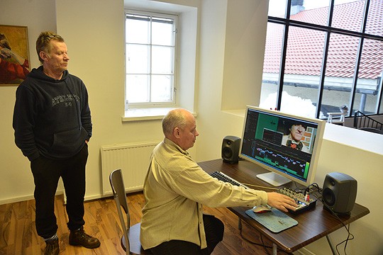 Pentti Niemi (oik) ja Hannu Brusila näyttävät, miten elokuva leikkauspöydällä syntyy. Ruudulta katselee päähenkilö, Toivo Forsbom.