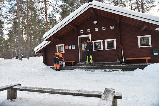 Käyrän vankilasta oli maanantainakin työntekjöitä Teijolla. Etualalla Metsähallituksen luontovalvoja Petri Loikkanen opastaa vesitonkkien oikeista paikoista kalamajalla.