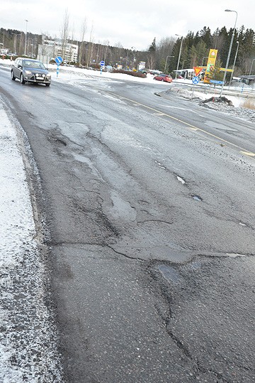 Perniöstä Kemiöön lähtevän tien alkupää on paikkauksista huolimatta reikäinen.