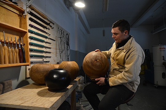 Matti Söderkultalahti esittelee ruukkujaan, joissa saavat näkyä myös oksanpaikat. Pääasialliset materiaalit ovat tammi ja jalava.