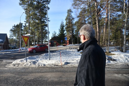 Kuvassa ajava punainen auto saa mennä, sillä on etuajo-oikeus kameran suunnasta eli terveysasemalta tuleviin nähden.