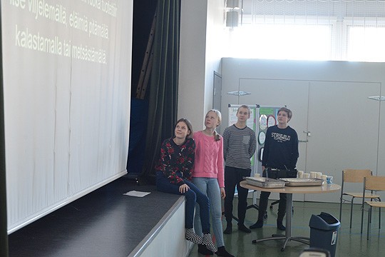 Siiri Heiskanen, Sara Lehmusharju, Samuli Kaartinen ja Eetu Luukkanen katselivat videolta yhden oppilasryhmän näkemystä vanhan ajan ruoanhankintatavoista.