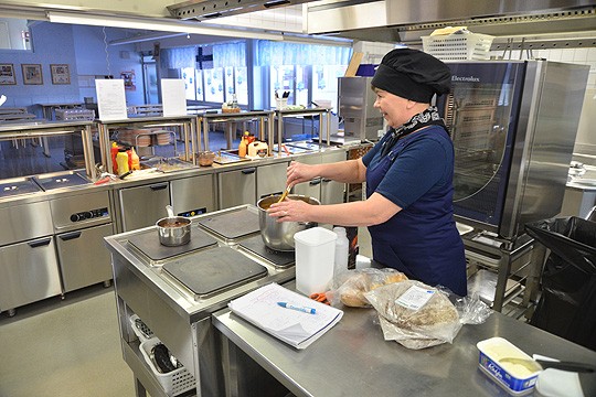 Keittiö on poikkeus, joka vahvistaa säännön: Kirkonkylän koulu on muuten ikääntynyt, mutta vastaava kokki Marja Viitanen kehuu keittiötä edelleen toimivaksi ja laitteita hyviksi.