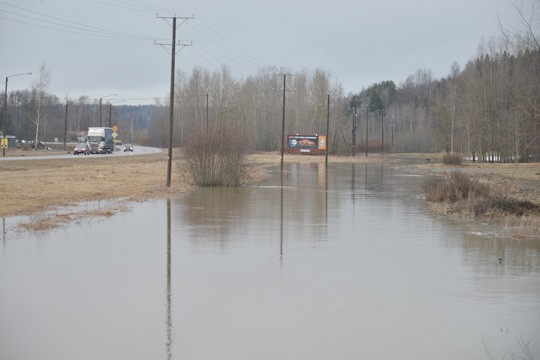 Perniönjoki oli tiistaina iltapäivällä noussut paikoitellen pelloille, mutta virtaamat eivät olleet poikkeuksellisen suuria.