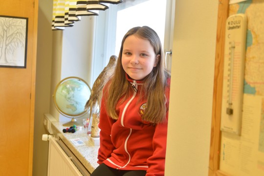 Saurun koulua käyvä Helmi Pietinalho sanoo, että ampuminen on hänen ja isän yhteinen harrastus.