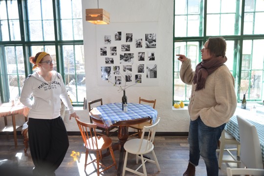 Marketá Vacková ja Krista Gustafsson miettivät, mihin asennetaan kansallispuiston infoon liittyvät luontoseurantataulut.