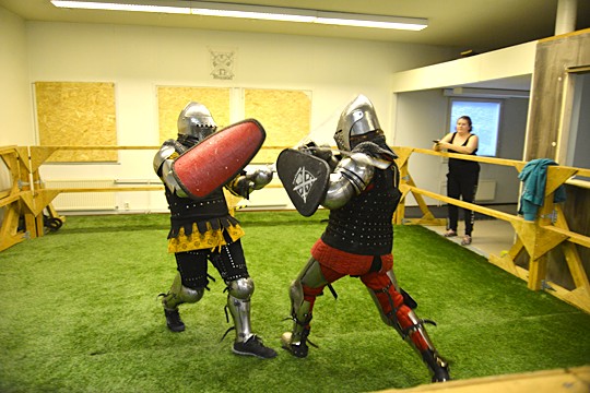 Juha-Petteri Kemilä ja Mika Saarela ottelevat, Ida Vuorinen kellottaa erän kestoa.