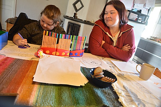 Särkisalossa harmistuttiin siitä, että esiopetus järjestetään Perniössä, jos oman pitäjän lapsista ei synny riittävän isoa ryhmää. Mia Laitisen tytär Ada kuuluu tuleviin taksimatkustajiin.