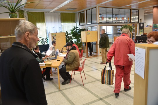 Perniön kirjastossa oli tasainen kuhina aamulla. Tiskillä asioi Petteri Kallonen vaalivirkailija Eeva Kujanpään kanssa.