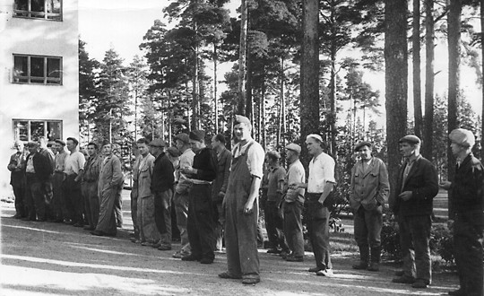 Työnjako huoltolan pihalla. Kirjan kuvitusta.