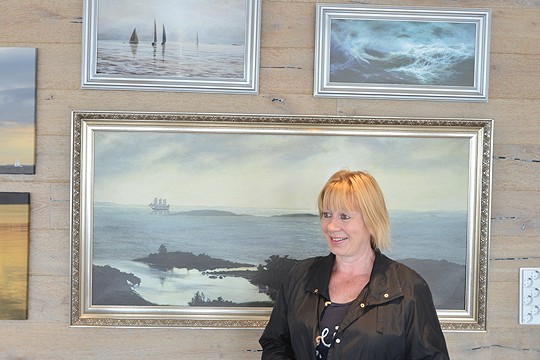 Merihelena Leskisen takana on maisema Nötön ja Aspön väliltä. Maalauksessa tekevät matkaa purjealukset Pommern, Suomen joutsen sekä kuunari Linden.