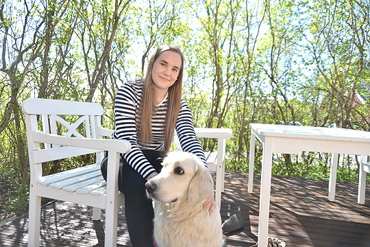 Anette Ahlqvist sai kuvaan mukaan Lempi-koiran.