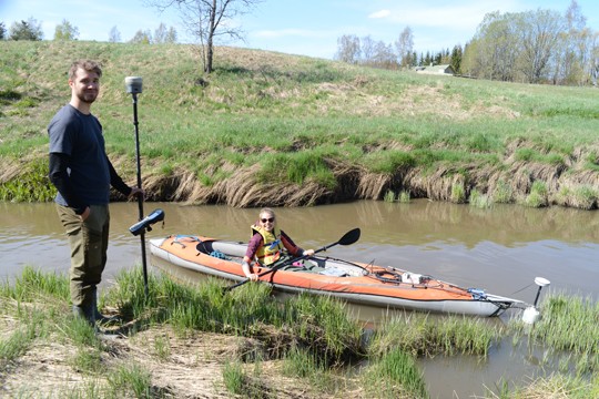 Turun Yliopiston opiskelijat, virtavesien tutkimusryhmän tutkimusavustajat Santtu Kaipanen ja Karoliina Lintunen ovat meloneet Perniönjokea ristiin rastiin mitatessaan joen syvyyttä.