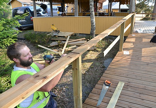Juha Malin tekee ammatikseen timpurin töitä - ja niin myös vapaa-aikanaan; tiistaina mies rakensi kaidetta lavan vessaan johtavan luiskan varteen.