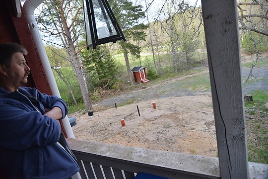 Pihalla näkyy yksi työmaa: kylätalossa tehdään vessaremonttia ja pihalla on jo tarvittava tekniikka. Puusee pysyy varalla sitä kaipaaville.