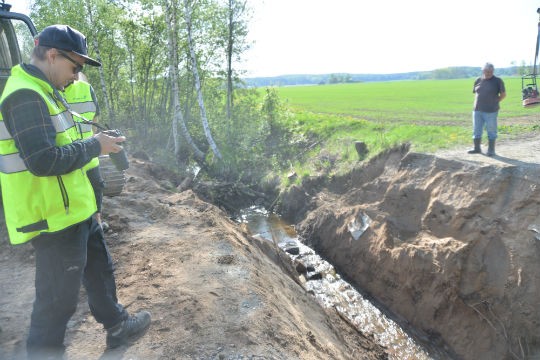 Valonian Janne Tolonen ja Lohiojalla kunnostustöitä tehnyt maanomistaja Ilpo Havia seurasivat maanantaina puron kaloja. Kaivannon paikalla oli jo loppuviikosta uusi ojarumpu.