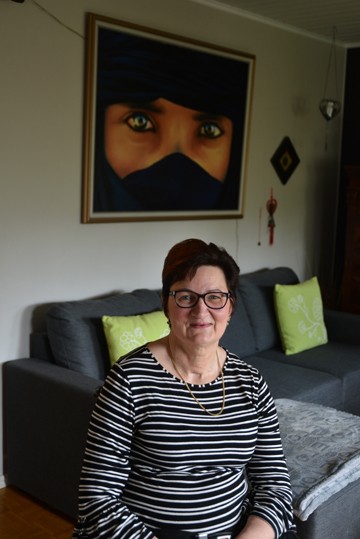 Marjo Ujasella on menemistä muun muassa teattereissa. Taustan taulun hän ehti tuoda Thaimaasta, mutta enää pitkät lentomatkat eivät ole vaihtoehto.