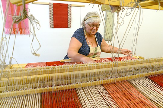 Alina Ahola kutoi Perniön käsirtyökeskuksessa.