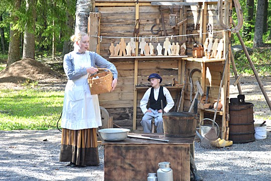 Eemeli (Eeli Hämäläinen) antaa verstaastaan käsin lemmenneuvoja piika Liinalle (Tuuli-Maija Jaarinen).