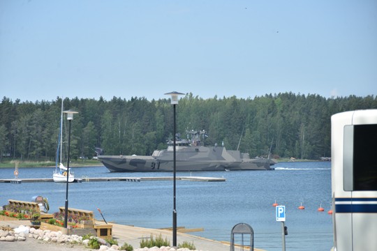 Ohjusvene Tornio ohitti koeajolla Mathildedalin sataman viime perjantaina.