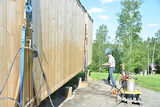TeijoConin Lasse Ojanen kehitteli pystyhirsiratkaisun, jonka valmistamiseen hankkeen yrityksillä on mahdollisuudet, jos tilaaja pystyhirttä haluaa. Lisäksi Ojanen on kehittänyt kuvan nostojärjestelmän, jolla talo saadaan kyytiin ilman nosturia.