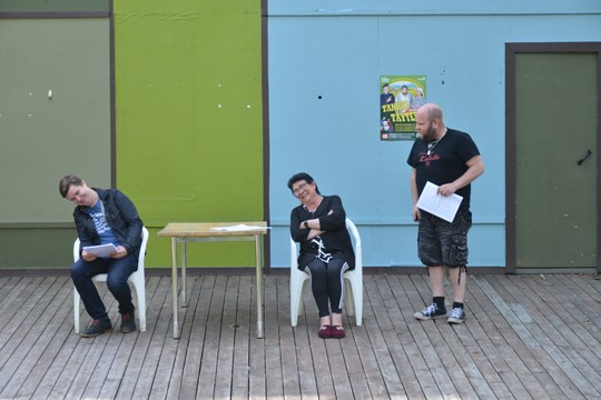 Sulo (Joonas Suominen, oik) tuo uutisia keskelle Juhanan (Jukka Haarikko) ja Emmin (Marja Ruokonen) tv-iltaa.