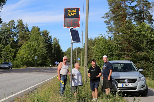 Taulu on valmiina. Pystyttämässä olivat Raul Aesma, Kari Lehtinen, Hannu Koski ja Hannu Bastman.