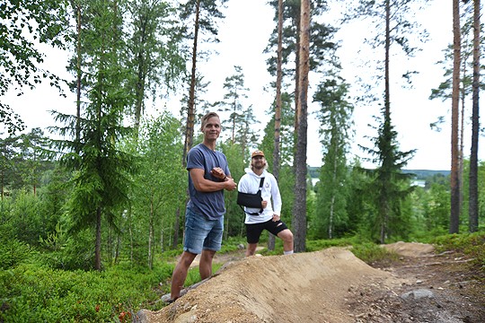 Jani Salminen ja Valtteri Vainio kertovat, että yksinkertaisimmillaan enduroreitti ei poikkea näöltään mitenkään tavallisista metsäpoluista.
