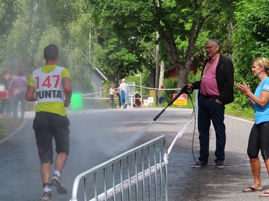Robert Henriksson viilensi kilpailijoita painepesurillaan. Kannustusjoukkoihin liittyi myös Nina Borgström.