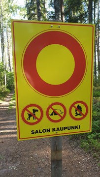 Puolakkajärven uusi kyltti hämmentää koirien uittajia. Kuva Kimmo Lehto.