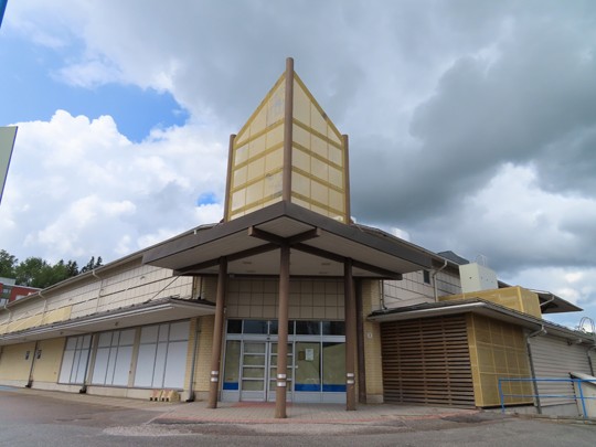 S-Marketin entinen rakennus seisoo tyhjänä keskellä Perniön keskustaa.