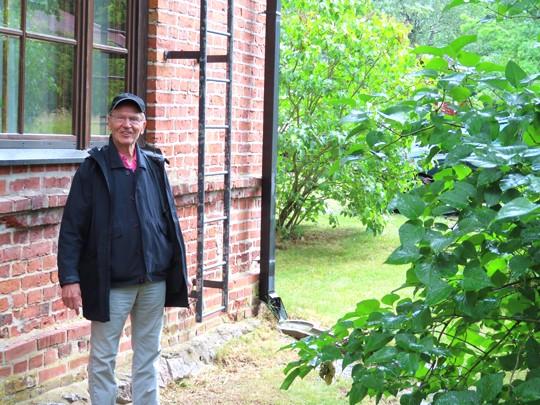 Juhani Kustfält palasi lapsuuden asuntonsa ikkunan alle Anttipoffissa.