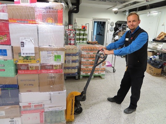 S-Marketin varastotiloissa tuotteet odottavat vielä hyllyihin pääsyä, näyttää Anssi Lahti.