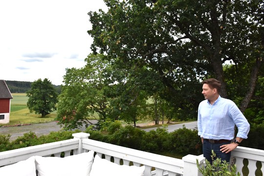 Vaikka kiirettä pitää, Thomas Blomqvist ehti maanantaina kotiterassilleen.