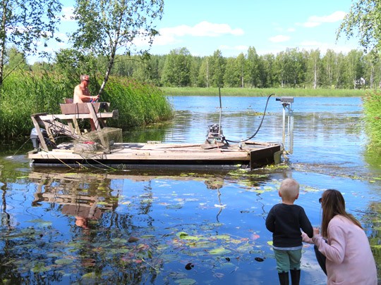 Itse rakennettu Kaisla-niittolautta oli kovassa käytössä viikonloppuna.