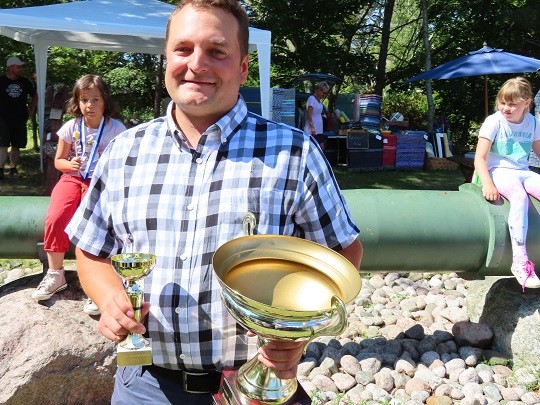 Matti Hakamäki sai vuoden särkisalolaisen kiertopalkinnon lisäksi myös pienemmän pytyn ihan omaksi.