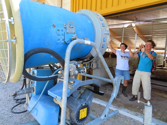 Nina Nieminen ja Tapani Kakko testasivat itse, miten lumitykin ilmavirrassa voi viilentyä.