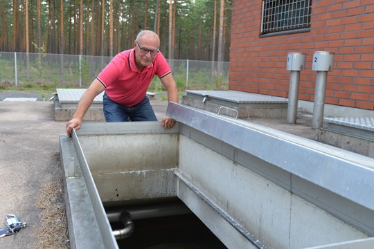 Vesilaitosesimies Harri Peltosalo sanoo veden Kylmässuon vedenkäsittelylaitoksessa riittävän. Sateita saisi silti tulla, ne kun näkyvät pohjavesissä vasta kolmen kuukauden kuluttua.