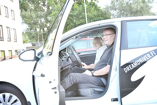 Sofia Kukkamaa haaveilee ensihoitajan ammatista, mutta hänen parhaillaan ajamansa B-ajokortti ei välttämättä ambulanssin puikkoihin riitä. Kukkamaa lähti tiistaina ensimmäiselle ajotunnilleen, siksi puikoissa istuu liikenneopettaja Ismo Kataja.