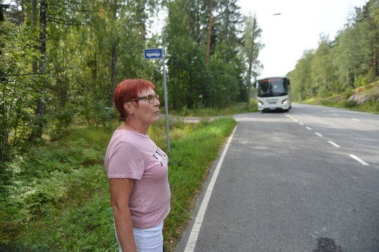 Työpäivä on pulkassa ja Leena Tallqvist viittoo linja-auton pysäkille. Tallqvist kiittelee uutta Paikku-liikennejärjestelmää, joka palvelee häntä päivittäin.