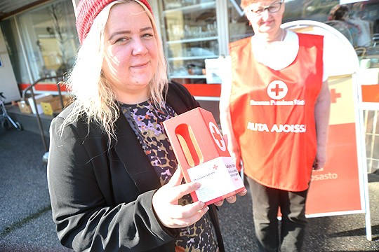 Nälkäpäivän tonkat ja lippaat näkyvät katukuvassa pitkin maata kuun lopulla. Ida Herranen ja Eira Eriksson toivovat, että tonkille ja lippaiden kahvoihin löytyisi uusiakin kerääjiä.