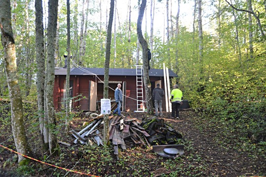 Huoparullaa ei tarvitse nostella, kun sille rakennetaan ramppi. Kattotöissä olivat maanantaina Janne Hiihtola ja Tero Saarinen, alhaalla Seppo Korhonen ja Jarno Lehtinen sekä keltaisessa takissa Pauli Seppänen.