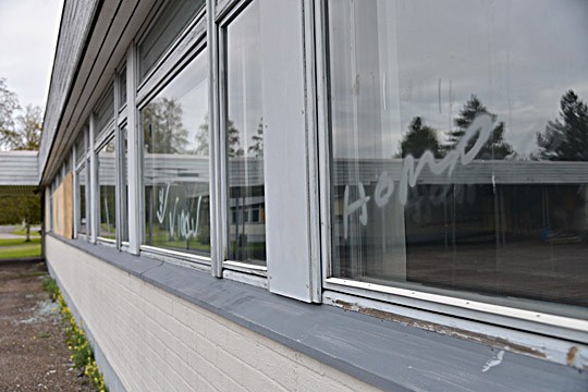 Lukion ikkunoita on särjetty ja paikkoja sotkettu.