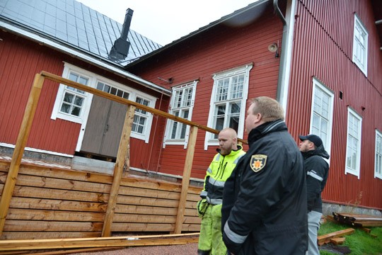 Jotain näkyy jo pihallekin: uusi terassi on viittä vaille valmis. Veli-Matti Uthede, Hannes Aaltonen ja Oskar Manelius esittelykierroksella.