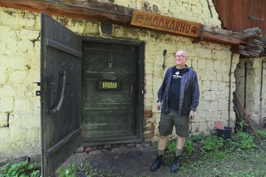 Teijon oma seppä Ari Karhu sulkee Maakarhu pajansa ovet syyskuun lopussa. Tulevana viikonloppuna pajan ja näyttelyntilan ovet ovat auki yleisölle Konstrundan -tapahtuman yhteydessä.