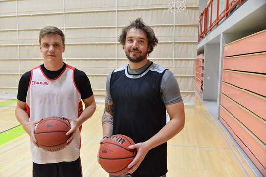 Peu-Basketin Niko Huoponen ja Sami Himberg ovat valmiina uuteen kauteen.