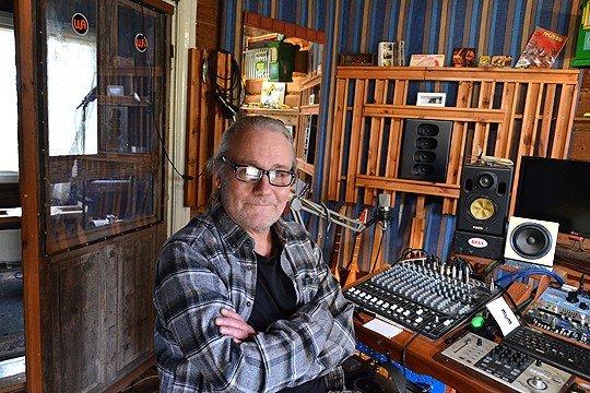 Edu Kettusen levy syntyi jälleen omin voimin, vieraana studiossa oli vain Sami Bergman, joka soittaa parilla raidalla kitaroita ja haitaria. Keikoille Kettunen lähtee kitaristi Mika Kuokkasen kanssa.