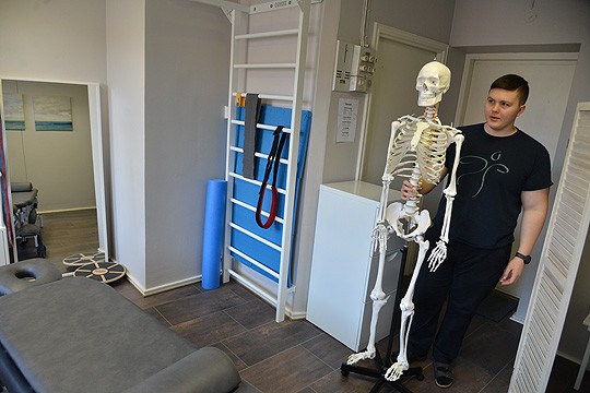 Nikolas Björklöf kiinnostui hieronta-alasta oman kuntosaliharrastuksensa myötä. Hänen polvensa vihoittelivat, ja tämä herätti mielenkiinnon anatomiaan ja oireiden selvittämiseen.