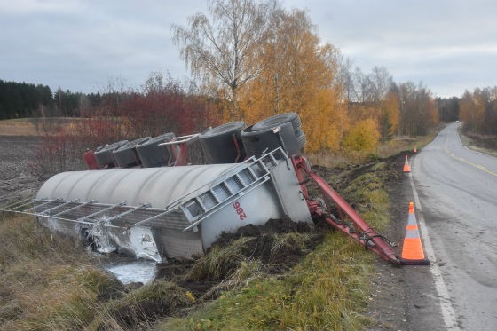 Perävaunu kynti kyljellään piennarta pitkän matkan.