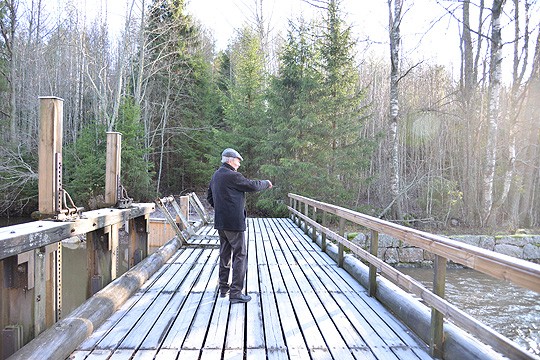 Jukka Helkama esittelee uusittua patoa.